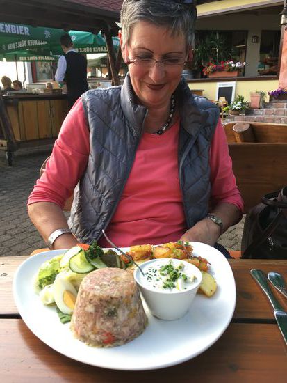 Zu einem Viertel Weißburgunder gibt es Schweinesülze – Ulrikes Urteil sehr gut