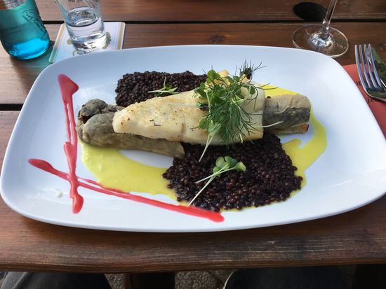 und schottischen Heilbutt an Belugalinsen mit Blutwurststrudel – eine eigenartige Kombination., aber lecker