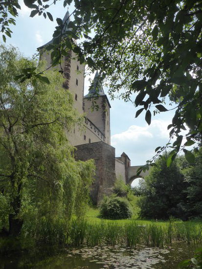 Der Eingang befindet sich jedoch auf der anderen Seite, wo eine allmähliche Steigung zum Tor führt. Das gegenüberliegende Tor mündet auf eine steinerne Brücke hoch über dem Tal.