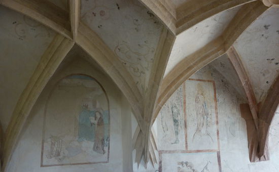 die Kapelle ist recht groß aber leider z.Zt. eingerüstet, so dass nur ein Blick auf die Wandmalereien möglich ist