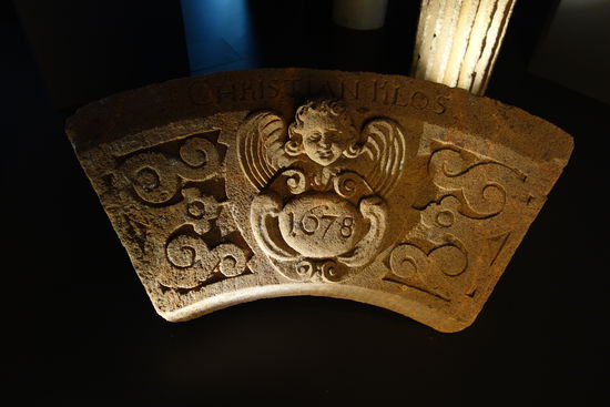 Schlußstein eines Türgewandes