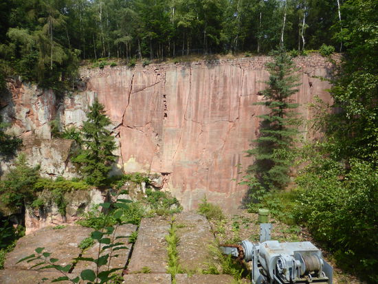 der Abbruch erfolgt mithilfe von gesägten Blöcken