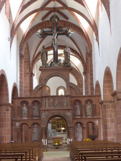 Durch den Lettner wurde der Chorraum der Mönche mit der Krypta vom Kirchenschiff getrennt. Unter dem Kreuz, am Altar, inmitten der Bilder, wird auch heute noch die Heilige Messe gefeiert.