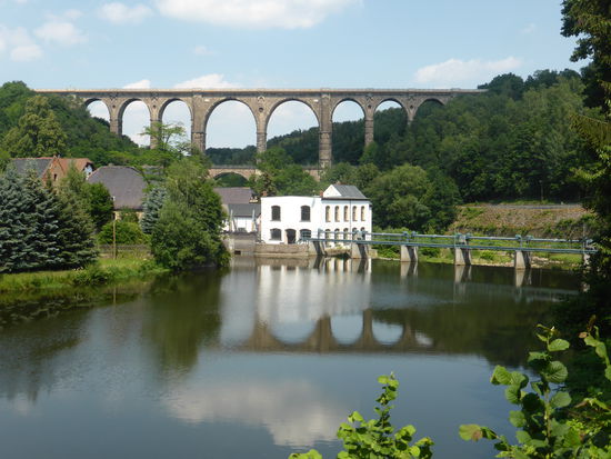 Mit dem Göhrener Viadukt spannt sich einer der eindrucksvollsten deutschen Brückenbauten aus der Zeit des Eisenbahnbaus über die Zwickauer Mulde. Imposante 68 Meter hoch, teilweise auf zwei Etagen und mit einer ursprünglichen Länge von 512 Metern lässt er so manchen Besucher staunen.