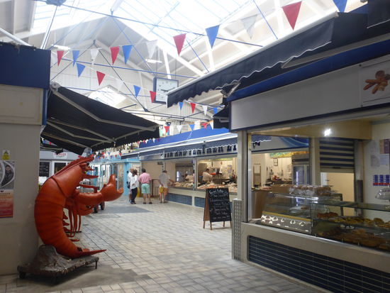 der Fischmarkt ist klein aber sehr sauber, es riecht kaum nach Fisch