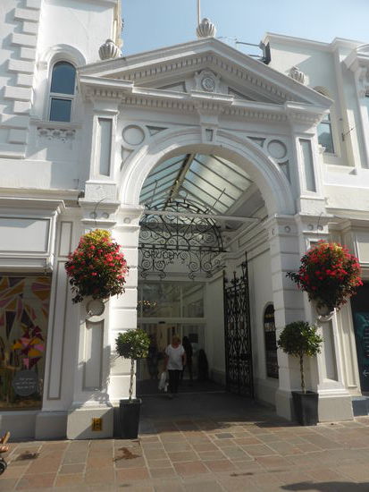 schicke Arkade eines Kaufhauses