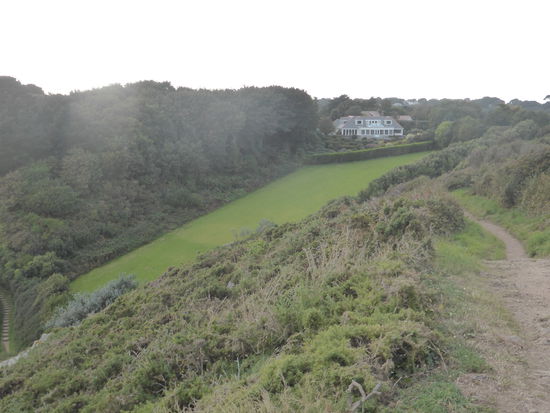 möglicherweise ein 'Anwesen' eines Finanzmoguls mit Rasenfläche bis fast zum Ufer