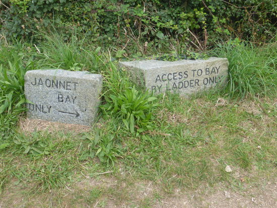 auch eine einsame Badebucht ist über steile Treppe und Leiter erreichbar