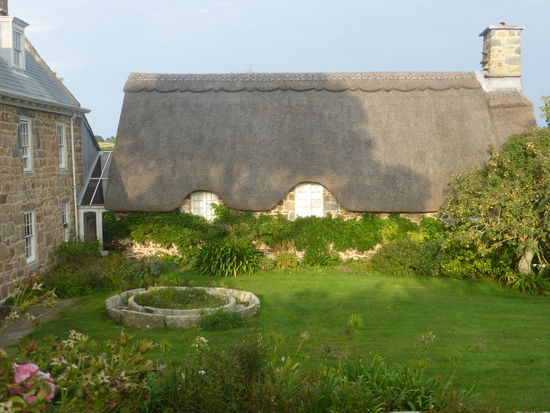 alte Ciderpressen-Ringe verzieren manchen Garten