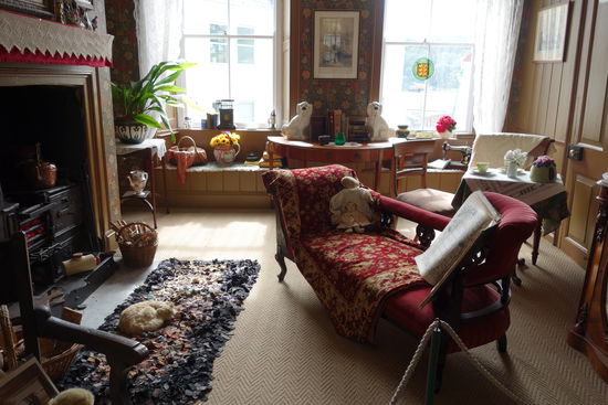 mit Wohnzimmereinrichtung