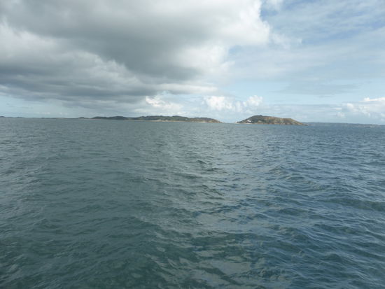 bei der Annäherung sieht es aus, als ob Herm aus zwei Teilen besteht, wie es viele Bilder von Sark zeigen.