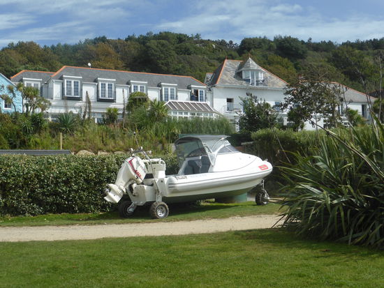 viele Boote haben die Möglichkeit selbständig über eine schiefe Ebene in das oder aus dem  Wasser zu fahren. - im Bild oben: das einzige Hotel auf der Insel.