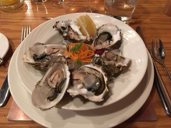 Herbert: halbes Dutzend Austern natur mit Vinegrette, Zitrone und Pfeffer