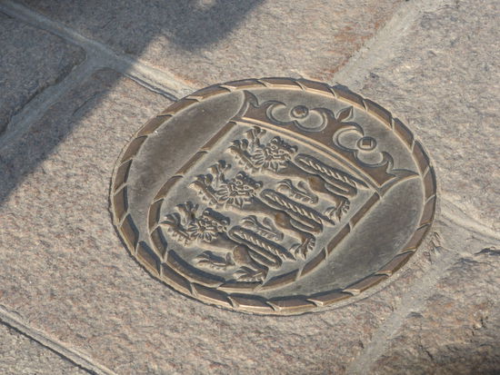 Wappen in die Straße eingelassen