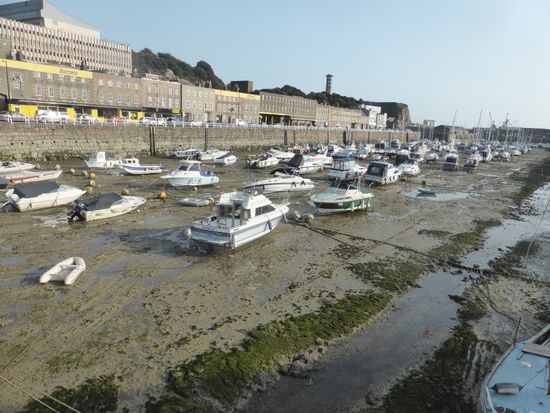 das obere Hafenbecken leidet unter dem gewaltigen Tidenhub von ca. 14 m
