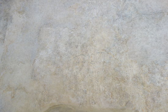 die schwach erhaltenen Wandmalereien in der Kapelle aus dem 13. Jh. sind  zumindest auf dem Foto nicht zu erkennen