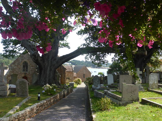 vom die Kirche umgebenden Friedhof blickt man auf den langen Sandstrand der Bucht St. Brélade.