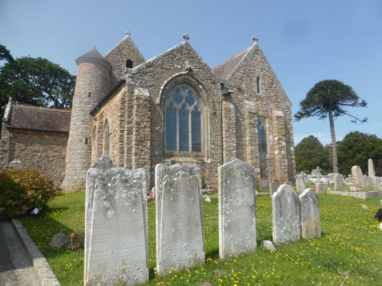 mit ihrem runden Turm ähnelt sie ein wenig einer Wehrkirche - siehe Reisebericht über die Wehrkirchen des Thiérache