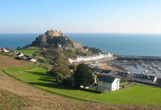 Mont Orgueil Castle mit Hafen von Gorey