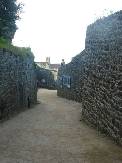 hinter dem ersten Tor folgt ein langer gewundener Weg bis zum