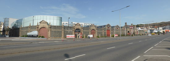 großer Hallenkomplex am Hafen - umgebaut und restauriert zu einer shopping-mall