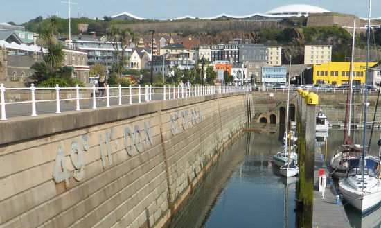 am Yachthafen sind die Koordinaten 49°11'00" N - 02°07'00" W an der Hafenmauer angegeben