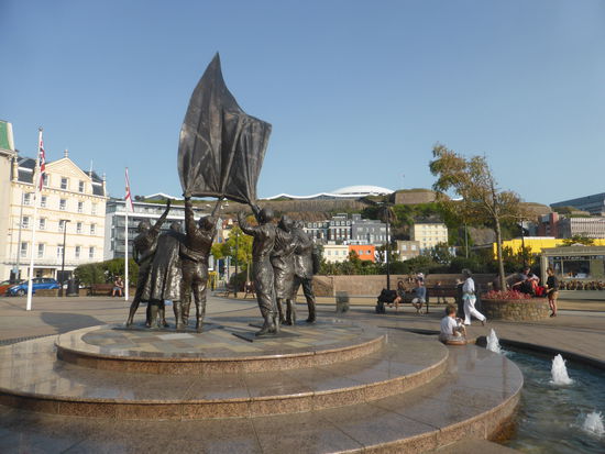 am Liberation Square stellt eine Statue Inselbewohner dar, die die Befreiung der Insel von den deutschen Besatzungstruppen im Zweiten Weltkrieg feiern