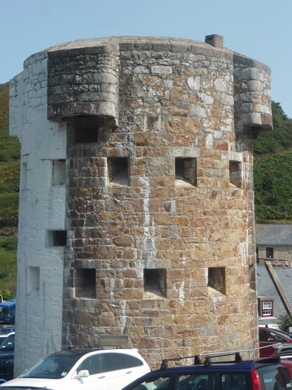 Martello-Turm in der Bucht von Grève de Lecq