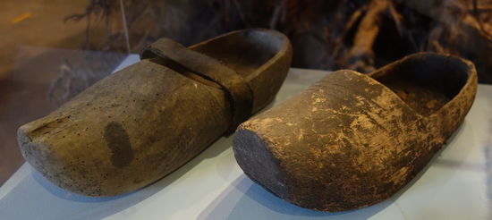 Arbeitsschuhe aus Holz um 1900