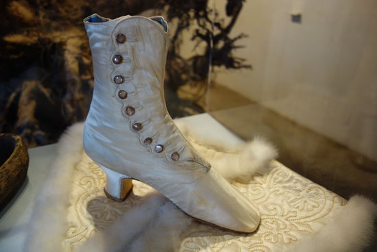 Damenknöpfstiefel aus Seide - 1875