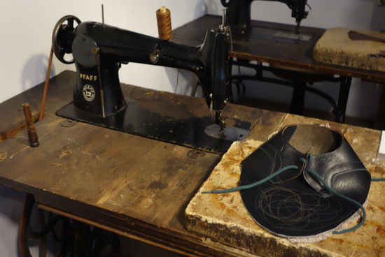 Nähmaschine mit Rohling für einen Schuh