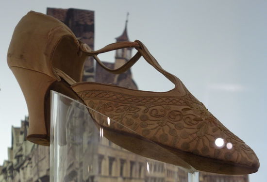 bestickte Sandalette mit Stegspanne und Louis XV-Absatz  - um 1910