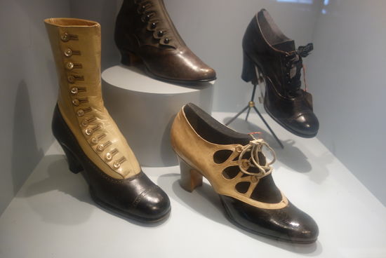Damenstiefelette 1888,  Damenstiefelette 1910, Damenhalbschuihe 1917, Damenschnürpumps 1914
