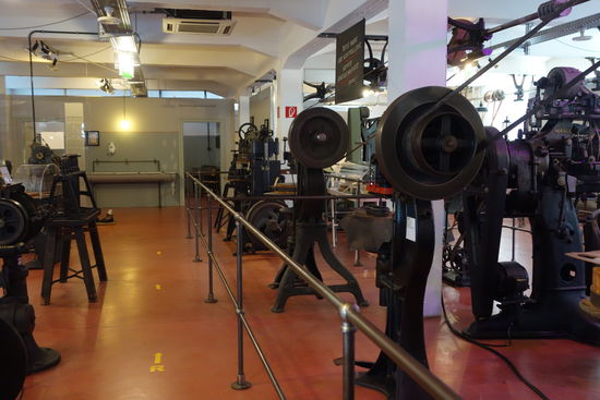 komplett funktionierende technische Anlage zur Schuhproduktion, angetrieben durch eine Transmission.