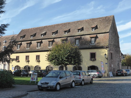 Zehntscheuer: War ursprünglich Speicher der Zehntsteuer. Angrenzend das Ritterhaus aus dem Jahre 1606.