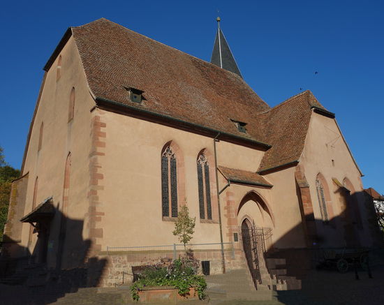 Evang. Pfarrkirche St. Johann : Romanischer Glockenturm (Anfang 13. Jh.). Ehemalige Pfarrkirche seit 1945 sorgfältig restauriert.