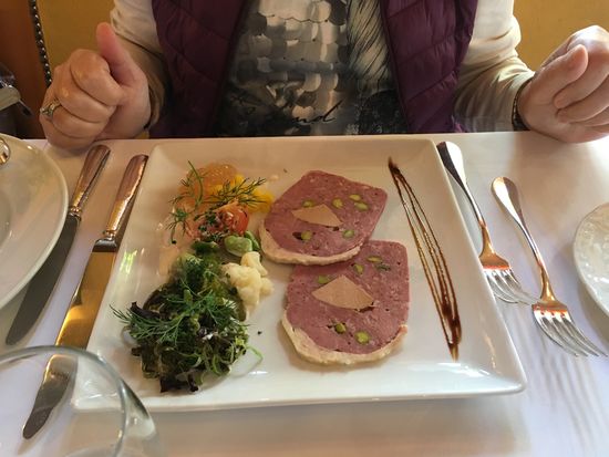 Entenfleish Pastete mit Salat Beilagen (a)