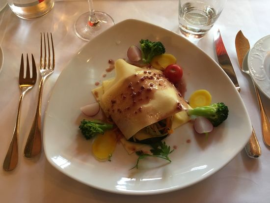 Zanderfilet in Nudeltasche mit Pinot Sauce (b)