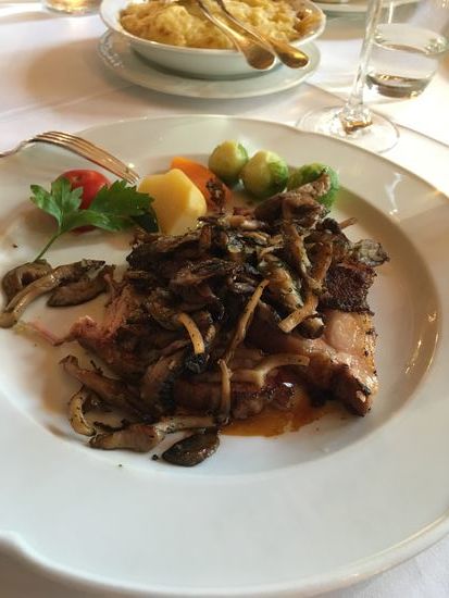 Kalbsbraten und seine Garnitur (a)