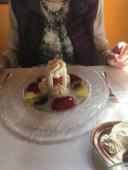 Eis Vacherin mit Himbeer Sauce (a)