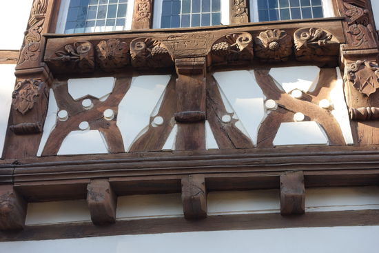 Bemerkenswerte Schnitzereien der Fenstereinrahmungen.