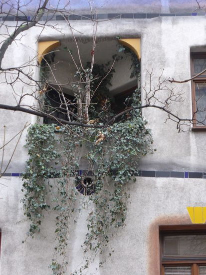 Hundertwasser integrierte bewußt Bäume in seine Gebäude