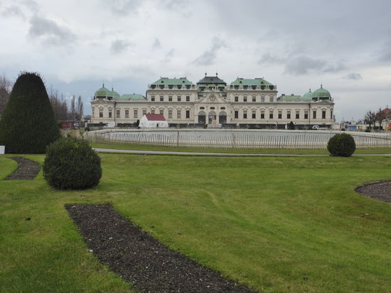 Vor der Hofseite befindet sich ein großes Bassin, das wegen des Weihnachtsmarktes abgeriegelt und daher nicht sichtbar ist.