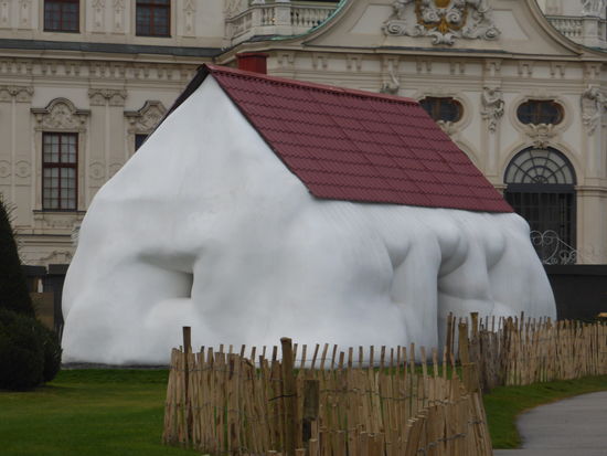 Kunstwerk von Erwin Wurm im Park von Schloß Belvedere - genannt 'fettes Haus'