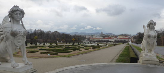 Blick auf den Barockgarten hinab auf das Untere Belvedere und die Stadt..