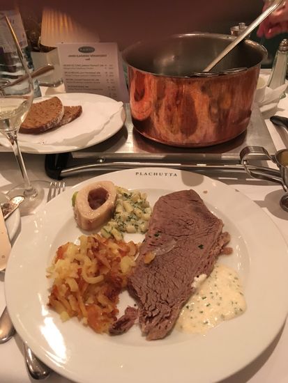 das Mark des Knochens gehört auf das Brot