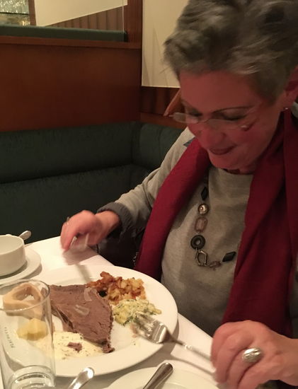 man sieht's:  meine Frau Ulrike ist/ ißt begeistert.