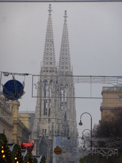 Blick durch den Dunst auf die neogotische Votivkirche