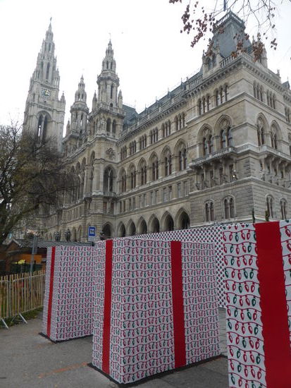 Zugeständnis an die Geschehnisse des Terrors der letzen Zeit: mit Weihnachtsdeko versehene LKW-Hindernisse