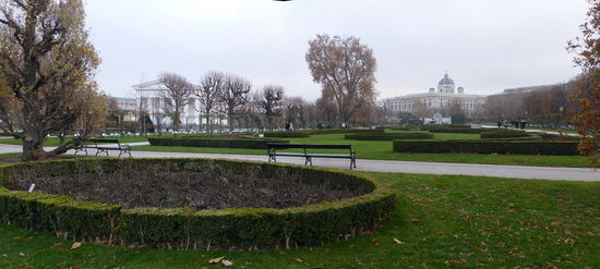 die weißen Punkte im Bild sind Anhänger an den von Wiener Bürgern gestifteten Rosenhochstämmen im Park